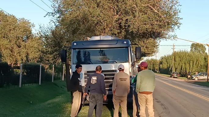 Un auto cayó en una zanja en el ingreso al barrio Golf de Villa Nueva