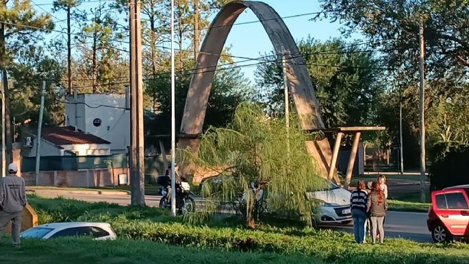 Un auto cayó en una zanja en el ingreso al barrio Golf de Villa Nueva