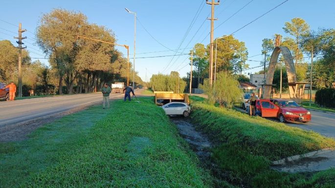 Un auto cayó en una zanja en el ingreso al barrio Golf de Villa Nueva