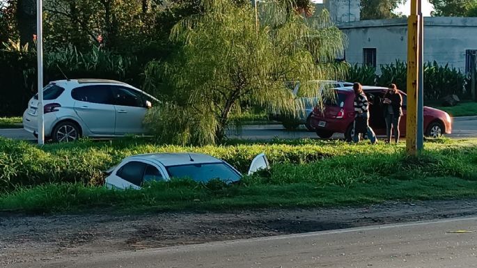 Un auto cayó en una zanja en el ingreso al barrio Golf de Villa Nueva