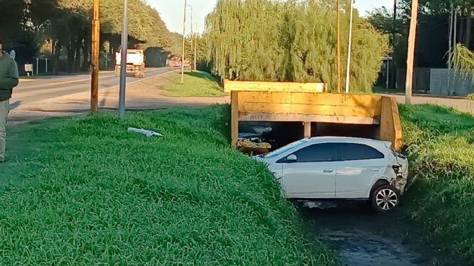 Un auto cayó en una zanja en el ingreso al barrio Golf de Villa Nueva