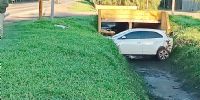 Así quedó el Chevrolet Onix tras impactar con un camión y precipitarse al interior de una cuneta, frente al barrio Golf