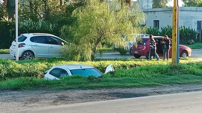 Chocó contra un camión y se incrustó en una cuneta