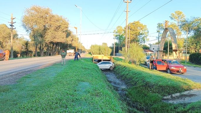 Chocó contra un camión y se incrustó en una cuneta