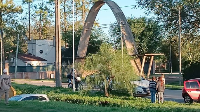 Chocó contra un camión y se incrustó en una cuneta