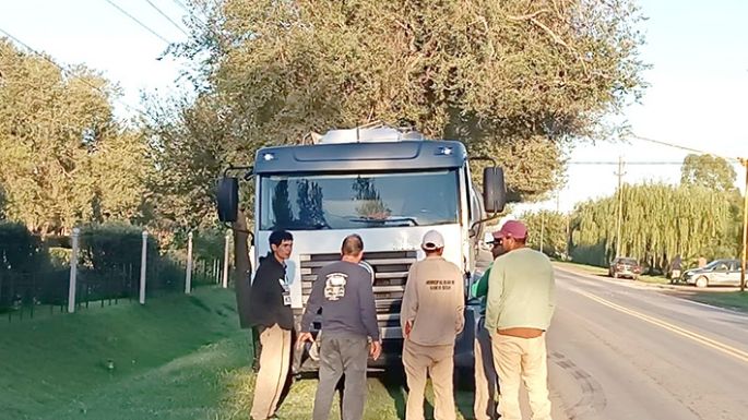 Chocó contra un camión y se incrustó en una cuneta
