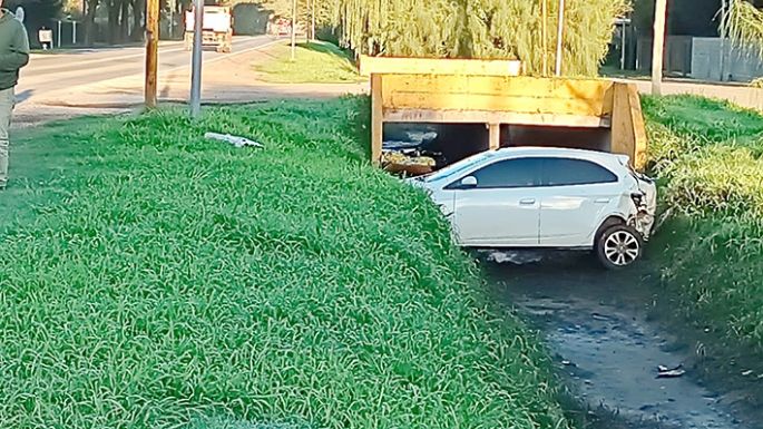 Chocó contra un camión y se incrustó en una cuneta