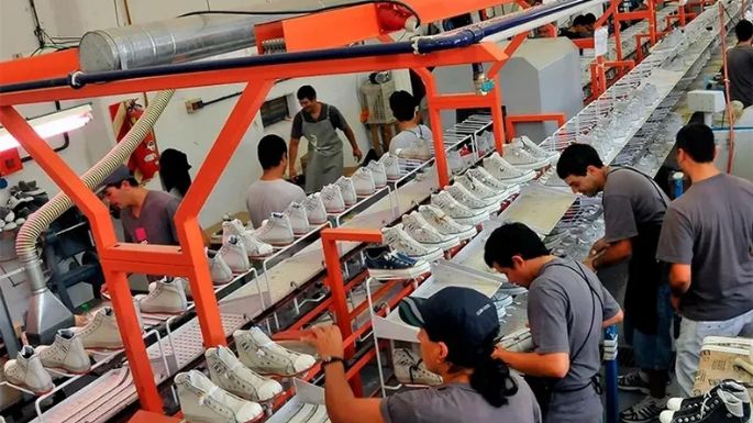 John Foos cierra la fábrica y se dedica a importar