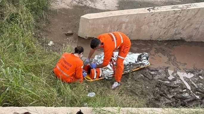 Rescataron a un hombre que había caído en un desagüe de la ruta E-52, cerca de Pozo del Molle