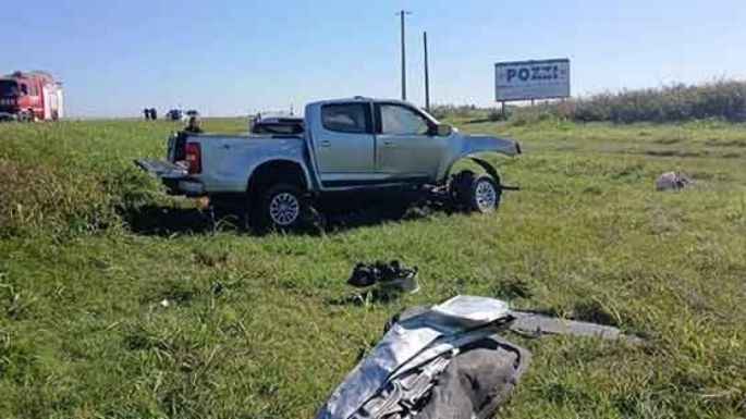Murió una familia completa al chocar una  pick-up contra un camión en Cañada Rosquín