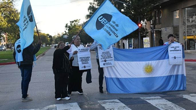 Docentes salen a la calle  y esperan la propuesta
