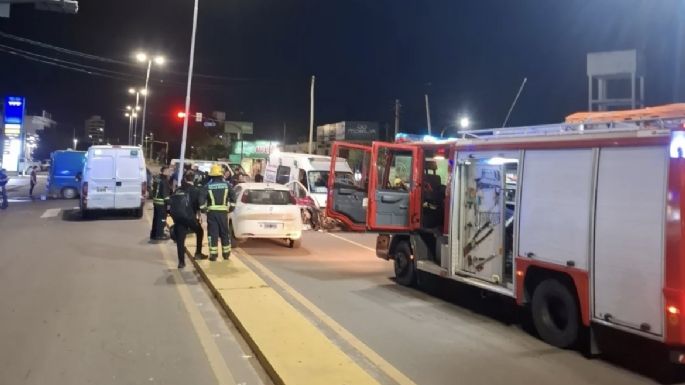 Choque múltiple en Villa Nueva: cuatro heridos y dos trasladados al Pasteur