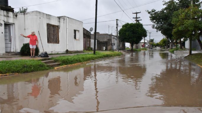Vecinos exigen soluciones por anegamiento en calle Paraguay