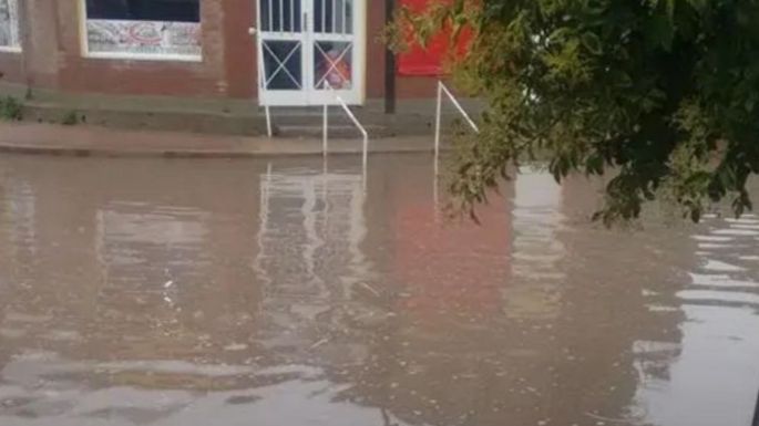 Vecinos exigen soluciones por anegamiento en calle Paraguay