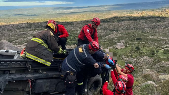 Un hombre cayó a un precipicio de 30 metros con su camioneta