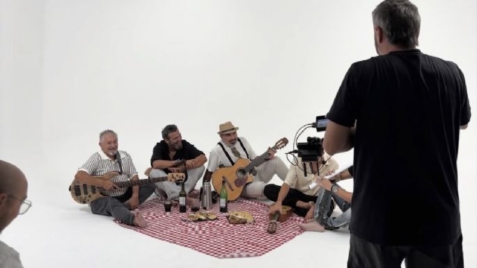 Santi Fiuri estrena su videoclip con Los Tekis