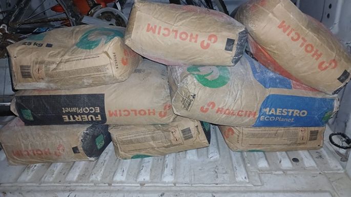 Robó ocho bolsas de cemento en bicicleta