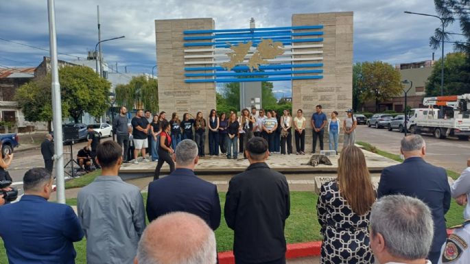 El homenaje a Malvinas se sostuvo en el monumento y sumó la voz de hijos de veteranos