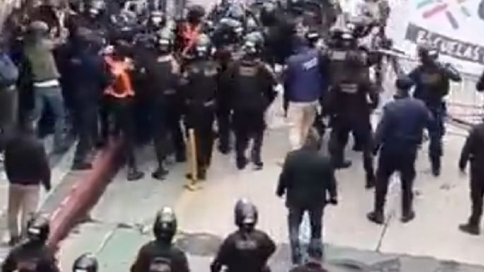Tensión frente a la asamblea docente en Córdoba: incidentes y uso de gases