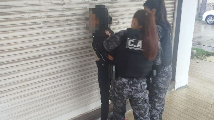 Detienen a una mujer por disturbios y le secuestran un arma blanca