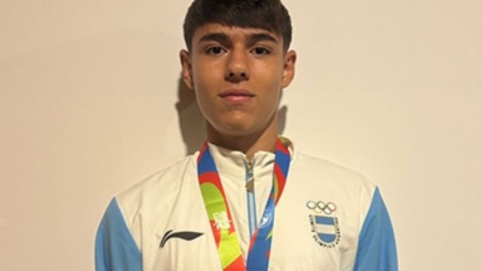 Benja, en casa y luciendo la medalla