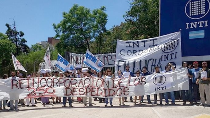 INTI: empleados marchan contra despidos y recorte