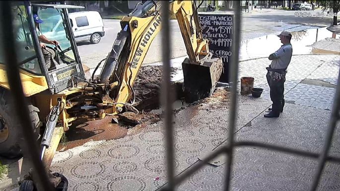 Una vecina advirtió sobre la rotura de caños de agua por parte de una empresa de telefonía