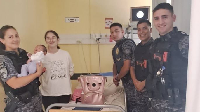 Policías reanimaron a una bebé camino al hospital Pasteur