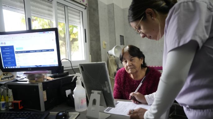 Realizan controles médicos a adultos mayores con sistema de medicina digital mixta