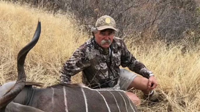 Un millonario estadounidense murió pisoteado por cinco elefantas mientras cazaba antílopes en África