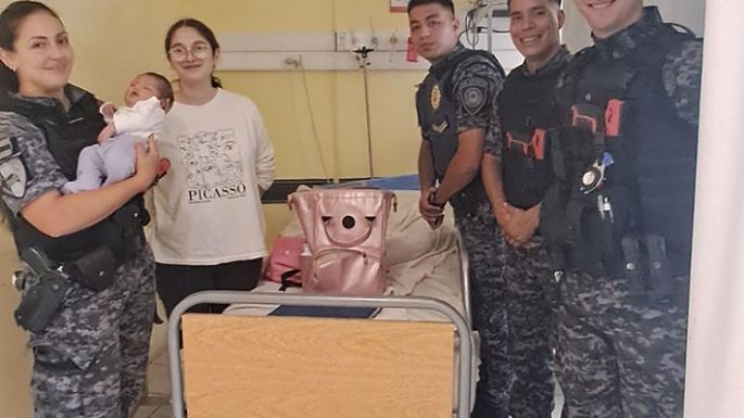 Policías reanimaron a una beba camino al Hospital Pasteur