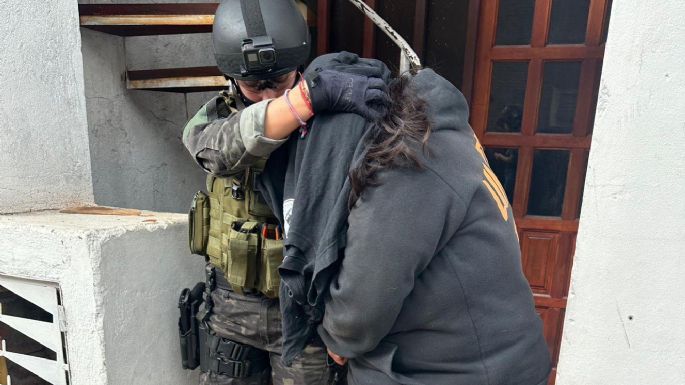 Detuvieron a una mujer y le secuestraron drogas, dinero y una carabina