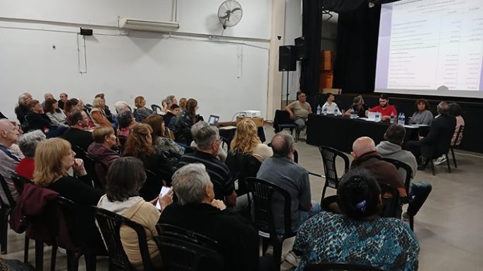 Asamblea en un club de abuelos