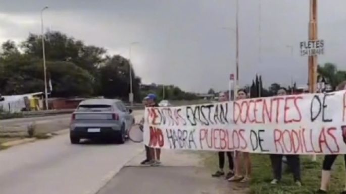 Docentes se concentraron en la ruta para reclamar por mejores salarios