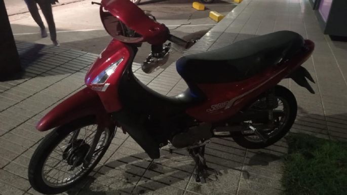 Joven motociclista sufrió lesiones graves tras un accidente con un automóvil