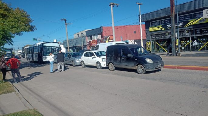 Choque en cadena de cinco vehículos en avenida Perón