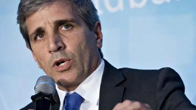 Los consultores opinan que la acción  de Toto Caputo daña más que Adorni
