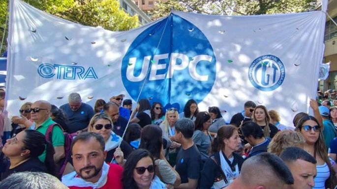 Docentes locales salen nuevamente a la calle