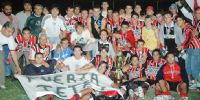 El plantel, directivos, hinchas y vecinos, con la copa de campeón