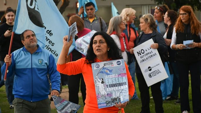 Los docentes visibilizaron su reclamo con un “semaforazo”