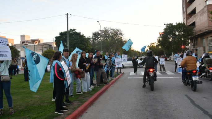 Los docentes visibilizaron su reclamo con un “semaforazo”