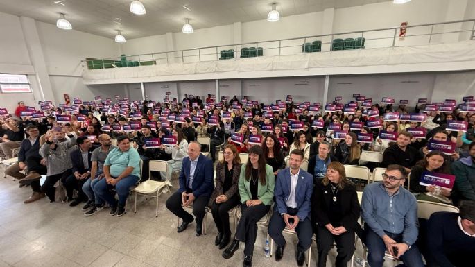 Entregaron 300 becas a estudiantes de nivel superior