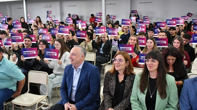 Se entregaron 300 becas AURA