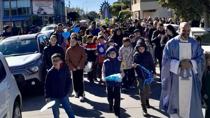 Se realizó la procesión de la Patrona del país
