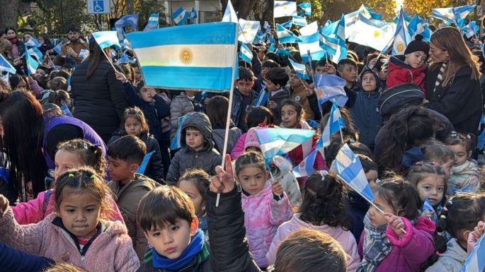Cantaron el Himno Nacional en la calle en pleno centro