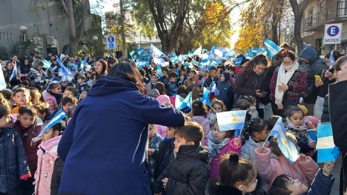 Cantaron el Himno Nacional en la calle en pleno centro
