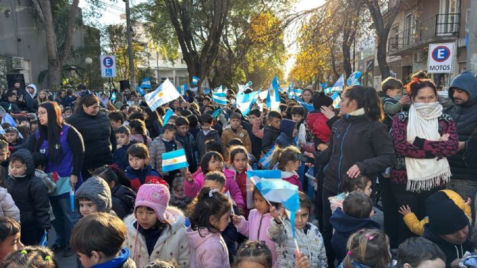 Cantaron el Himno Nacional en la calle en pleno centro