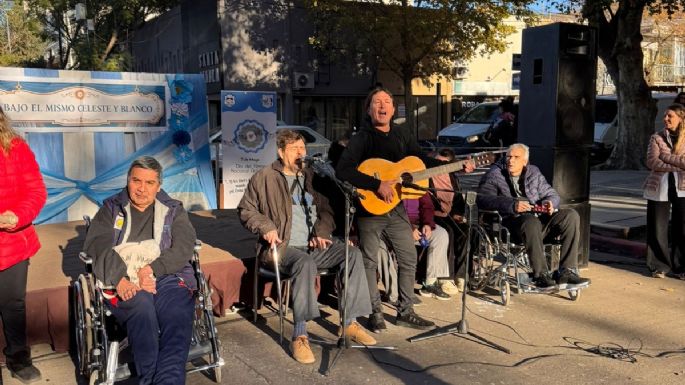 Cantaron el Himno Nacional en la calle en pleno centro