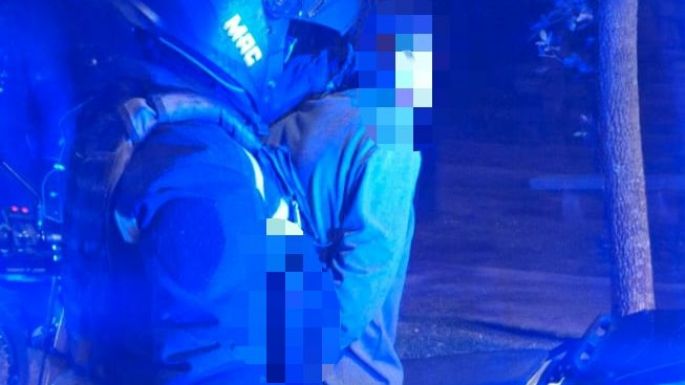 Joven en moto huyó de un control y chocó a un policía