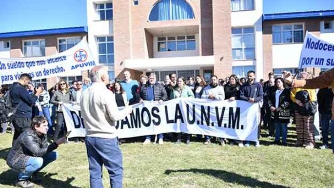 Un abrazo solidario en la UNVM